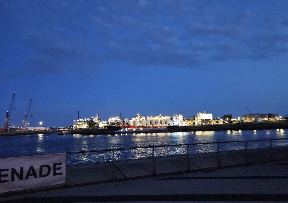 Blick auf den Hamburger Hafen bei Nacht